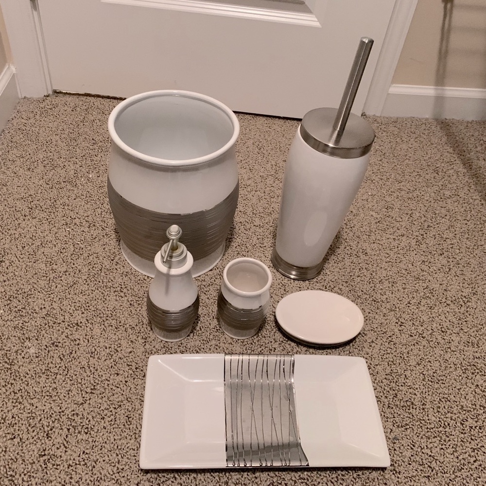 Bathroom accessories sets
